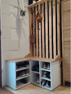 Entrée aménagée avec porte-manteaux et meuble à chaussures en bois massif