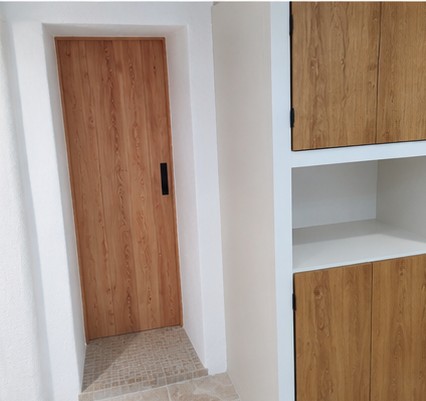 Porte intérieure en bois et rangements sur mesure