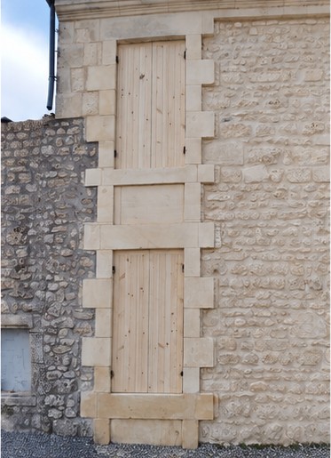 Porte d'entrée en bois sur encadrement en pierre