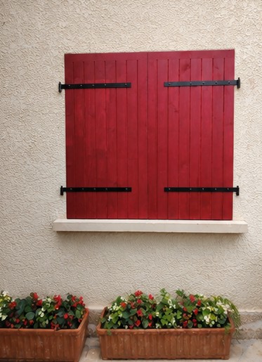 Volet bois sur mesure, teinté rouge, réalisation Atelier Mainguet